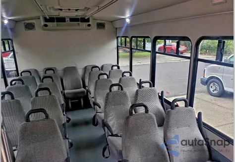 2015 Ford Econoline E450 Super Duty Cutaway Van z USA, uszkodzony, nr VIN 1FDFE4FS3FDA28027